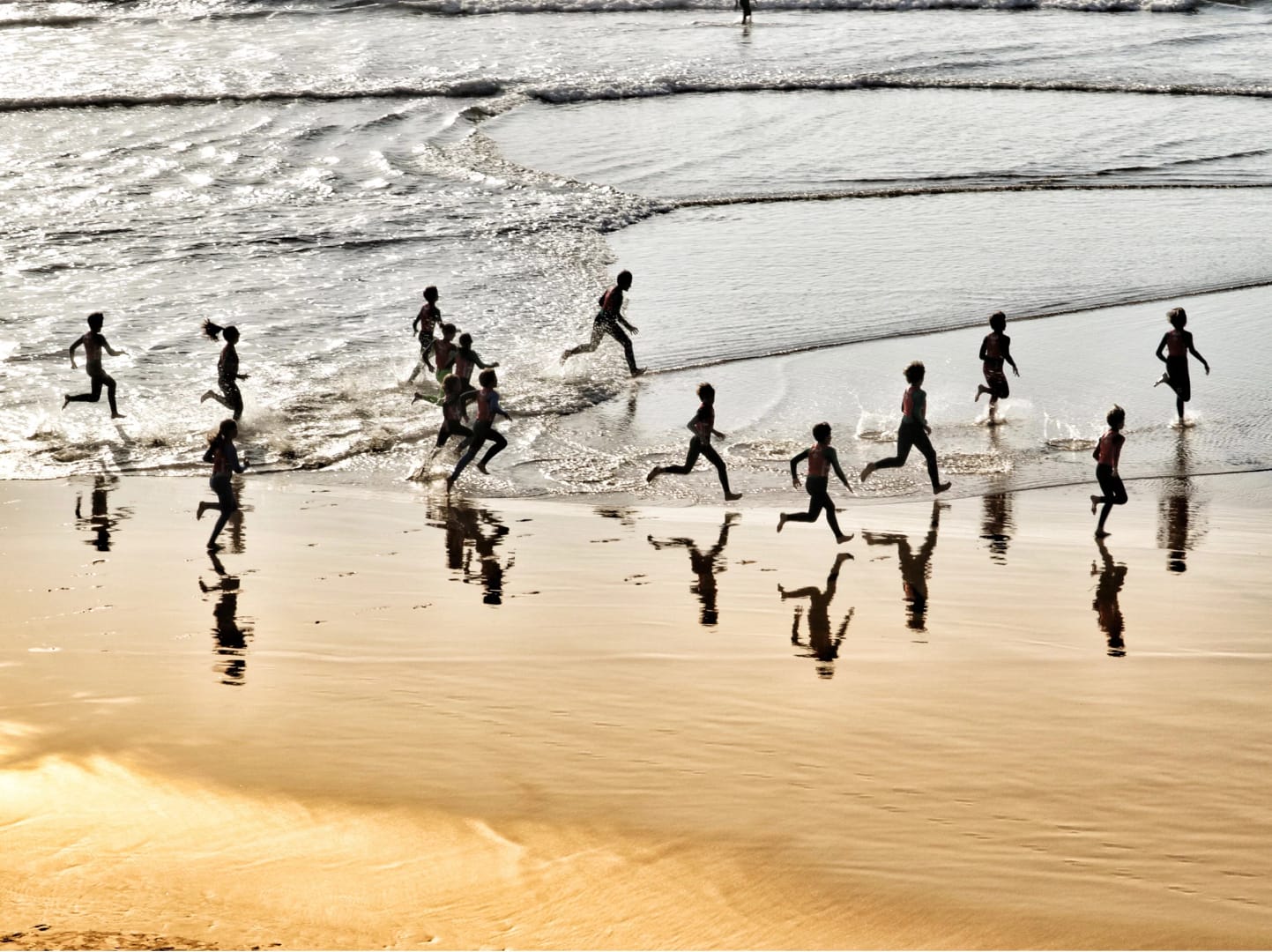 Des personnes en train de courir sur la plage