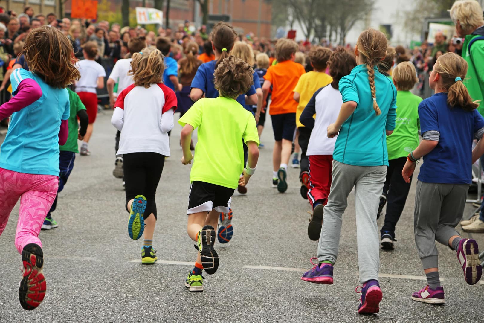 Enfants de dos qui courent dans une course à pied