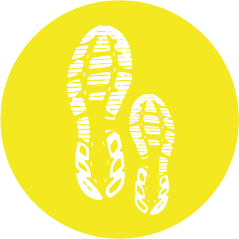 Livtrail logo officiel du 10 km trail grande et petite trace de pas basket blanches sur fond jaune